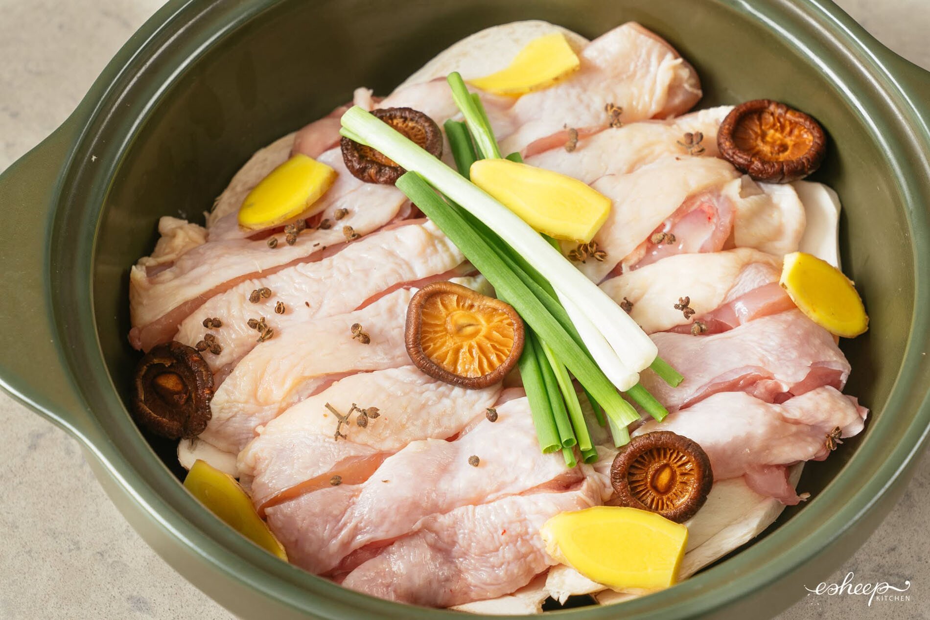Nguyên liệu làm món gà hấp nấm khá đơn giản, không quá cầu kỳ. Ảnh: Esheep Kitchen