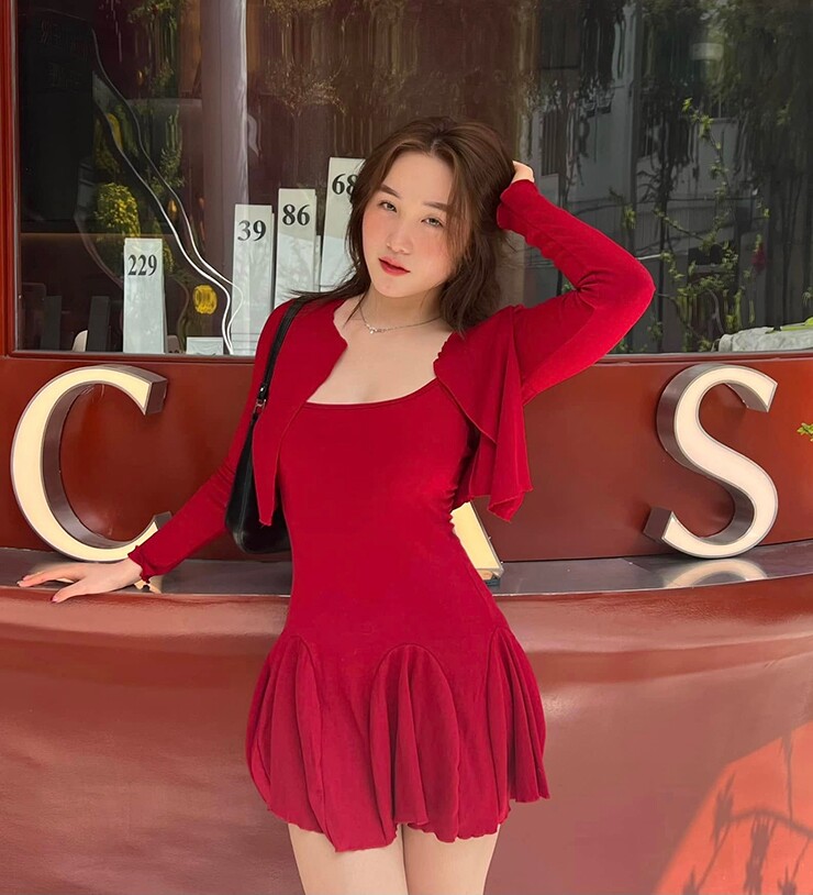 Nữ võ sĩ 21 tuổi sở hữu gương mặt sáng, nụ cười tươi và vẻ ngoài nữ tính, tạo hình ảnh khá khác biệt so với sự mạnh mẽ thường thấy trên sàn đấu võ thuật. Thậm chí có người nhận xét em gái Châu Tuyết Vân có phần xinh xắn, dễ thương hơn cả cô chị hot girl.