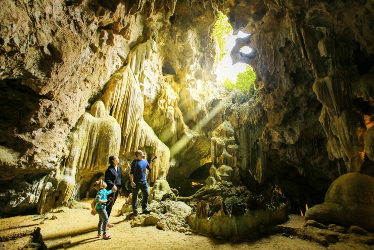 Ngày nắng đẹp, những luồng ánh sáng chiếu rọi vào hang qua "cổng trời" tạo nên vầng sáng vô cùng tuyệt đẹp và thời gian chụp đẹp nhất là khoảng 12h trưa khi mặt trời đứng bóng. Ảnh: Thiên Hà