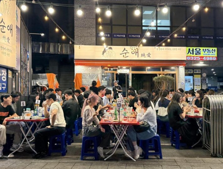 Quán ăn ngoài trời tại khu phố Jongno 3-ga, Seoul. Ảnh: Korea Times