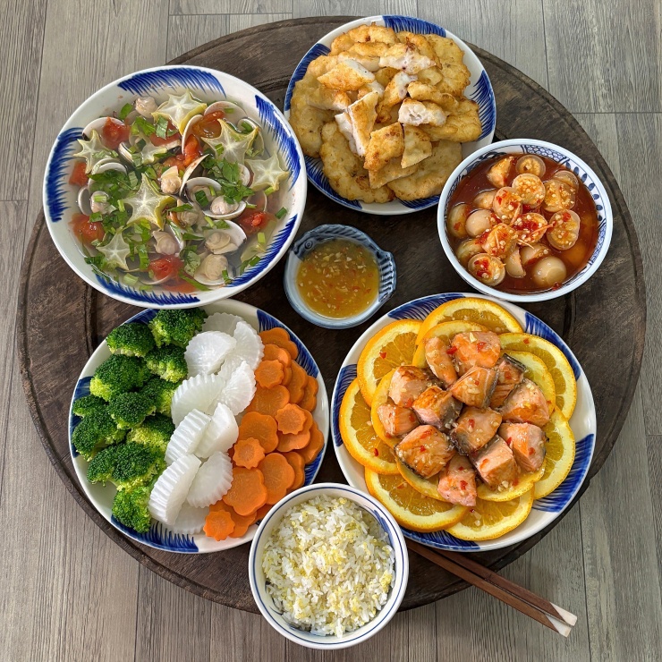 Món mặn đậm đà kết hợp cùng rau xanh và món canh tạo thành mâm cơm mùa thu hấp dẫn.