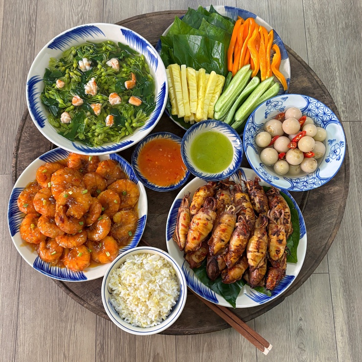 Mâm cơm mùa thu do độc giả chia sẻ, gồm những món ăn quen thuộc nhưng được kết hợp hài hòa.