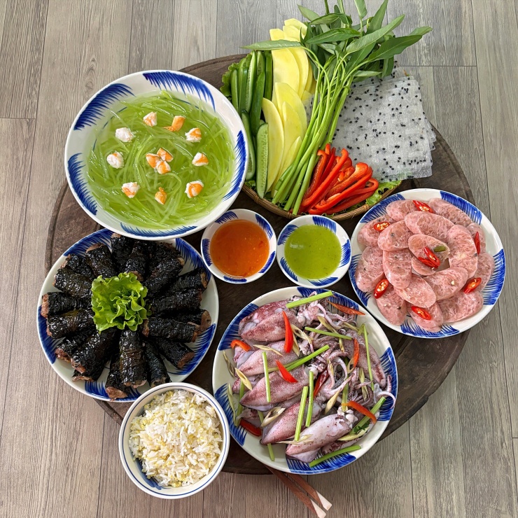 Mâm cơm gia đình mùa thu với cách kết hợp món ăn đa dạng, gợi ý thực đơn cho bữa cơm hằng ngày.