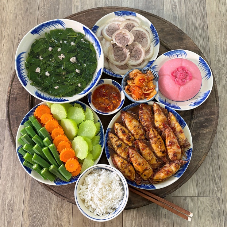 Mâm cơm mùa thu của chị Vũ Thu Hương (Hà Nội) với nhiều món ăn quen thuộc, được kết hợp hài hòa, bắt mắt.
