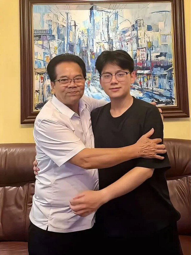 Đạo diễn Bình Trọng chia sẻ hình ảnh con trai lớn cùng ông nội - NSND Trần Nhượng.