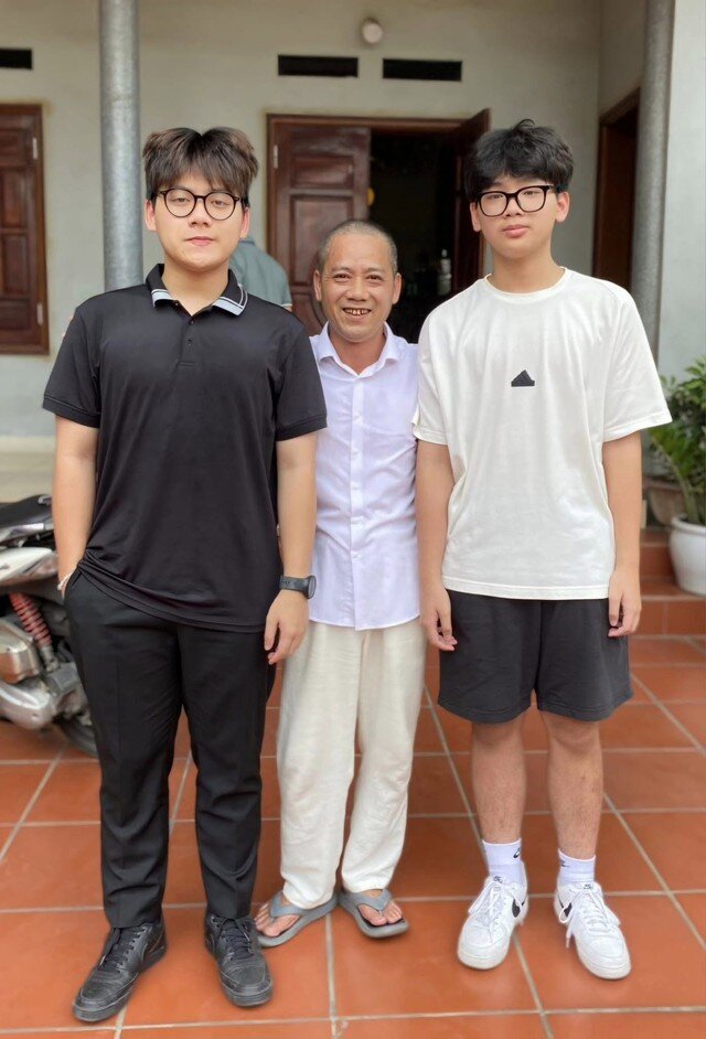 Bình Trọng "lép vế" khi đứng cùng 2 con trai.