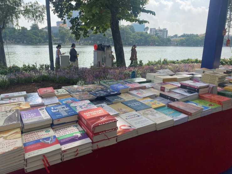 Nhiều đầu sách thuộc đa dạng lĩnh vực được giới thiệu tại Hội Sách Hà Nội năm 2026. Ảnh: Alpha Books