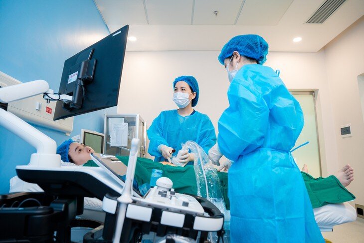 TS.BS Nguyễn Thị Sim tiến hành chọc ối cho thai phụ Phạm Hồng Nhung. Ảnh: BVCC