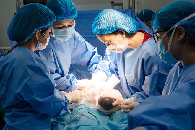 Ảnh trên - em bé đầu tiên chào đời, ảnh dưới - hai em bé ra đời sau 36 tiếng. Ảnh: BVCC