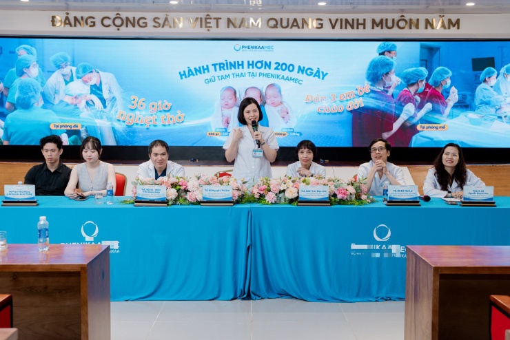 TS.BS Nguyễn Thị Sim, ê-kíp chăm sóc sản phụ và vợ chồng chị Phạm Hồng Nhung chia sẻ tại cuộc gặp gỡ báo chí. (ảnh BVCC)