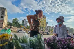 Hàng quán mở cửa trở lại trên tuyến Hoàng Cầu - Voi Phục mới