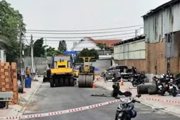 Đang thổi bụi, một người đàn ông bị xe lu cán tử vong tại chỗ