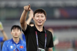Nụ cười hiếm thấy của HLV Kim Sang Sik sau màn ngược dòng thắng Pakistan