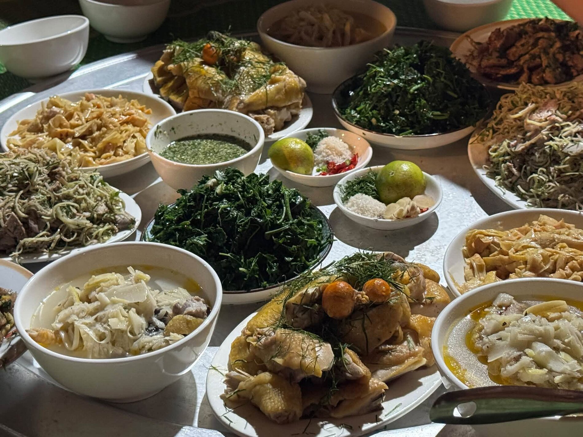 Mâm cơm đãi khách ở Lâm Thượng với nhiều món ngon lạ miệng như rau sachi, măng mai, cá bỗng... khiến anh Tuyền thích thú, muốn quay trở lại để khám phá thêm. Ảnh: Tuyền Nguyễn