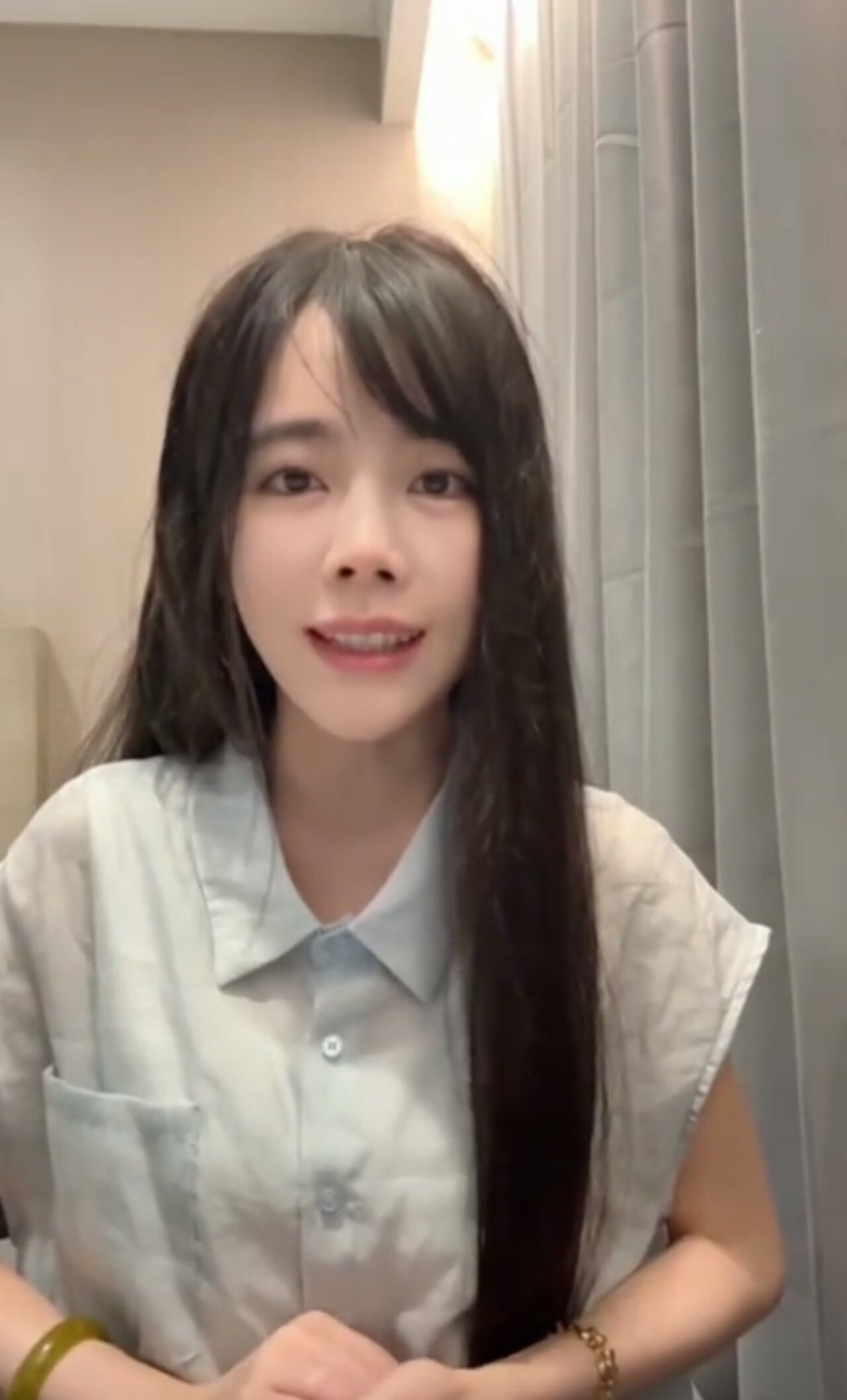 Cô gây sốt với lý lịch "khủng".