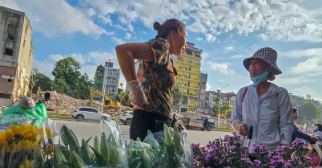 Hàng quán mở cửa trở lại trên tuyến Hoàng Cầu - Voi Phục mới