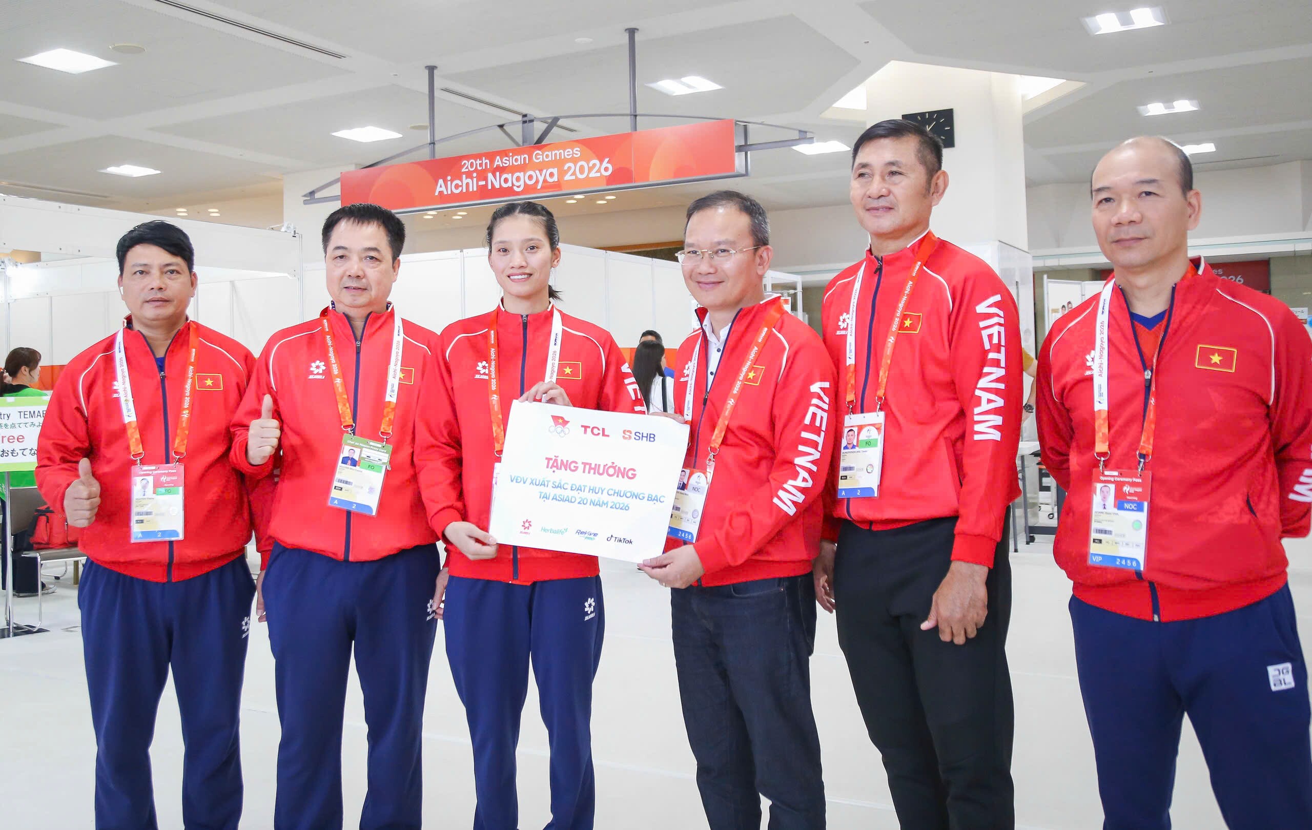 Trưởng đoàn Nguyễn Hồng Minh trao thưởng cho VĐV Nguyễn Thị Tâm giành HCB boxing