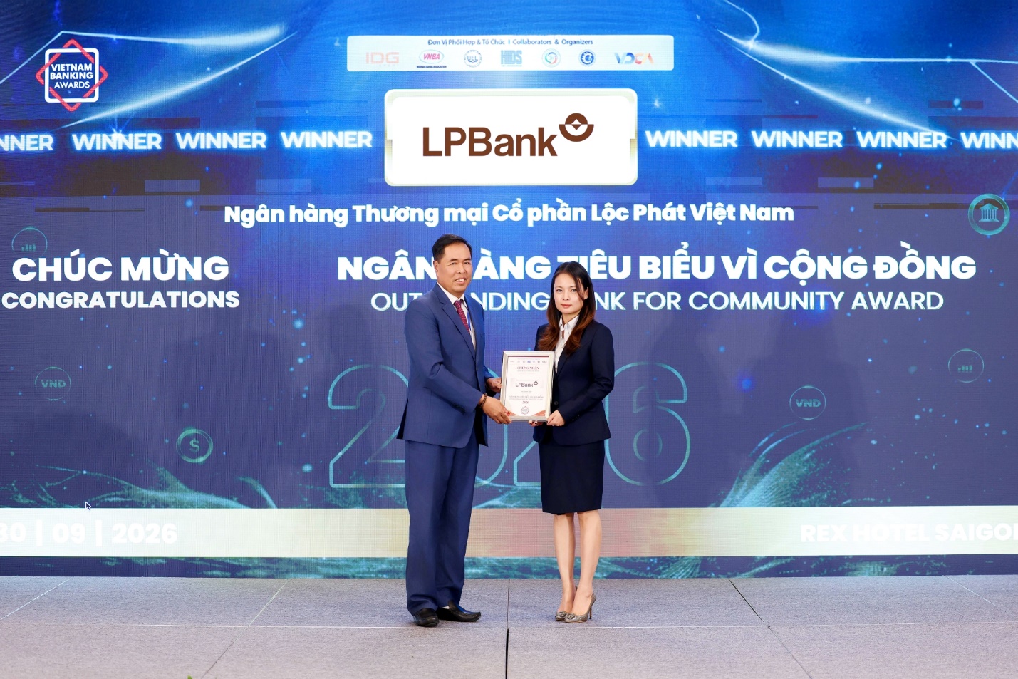 Bà Vũ Nam Hương – Phó Tổng Giám đốc LPBank nhận giải thưởng Ngân hàng Tiêu biểu vì Cộng đồng