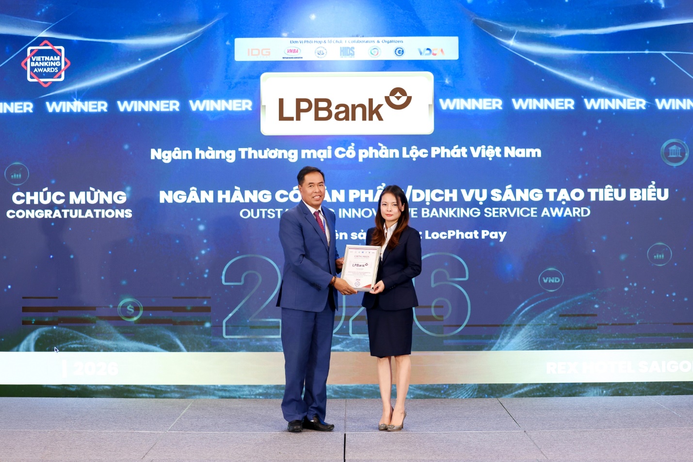  Bà Vũ Nam Hương – Phó Tổng Giám đốc LPBank nhận giải thưởng Ngân hàng có Sản phẩm Dịch vụ Sáng tạo Tiêu biểu
