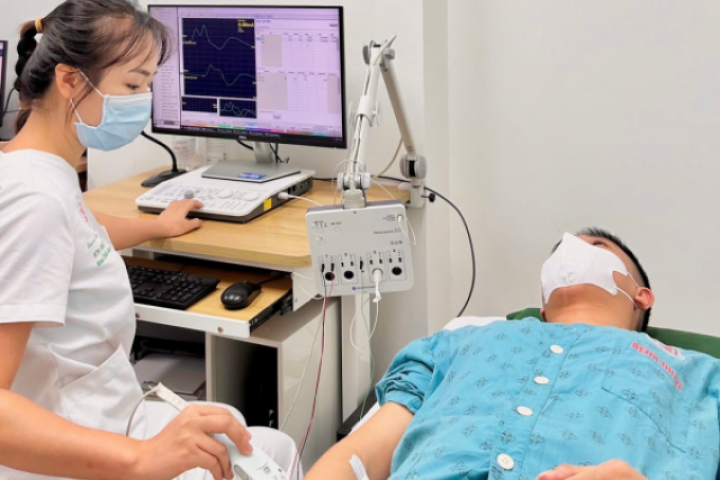 Hít 50 quả bóng cười mỗi ngày trong thời gian dài, nam thanh niên gặp hậu quả nghiêm trọng