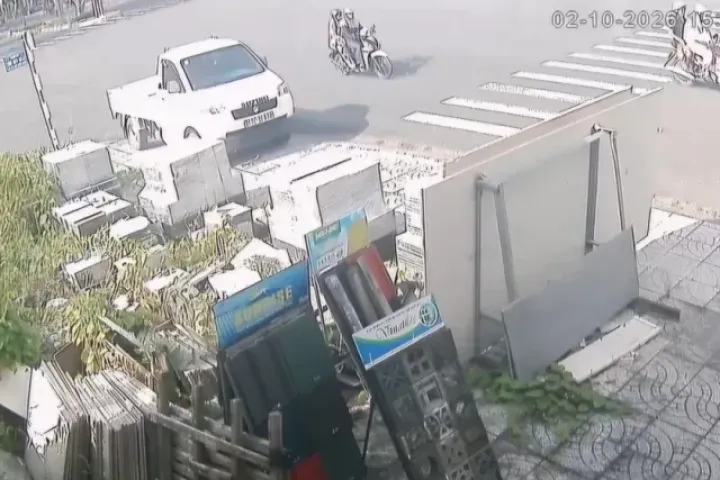 Camera ghi lại vụ bé trai 15 tuổi lên xe tải phóng vút đi