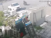 Camera ghi lại vụ bé trai 15 tuổi lên xe tải phóng vút đi