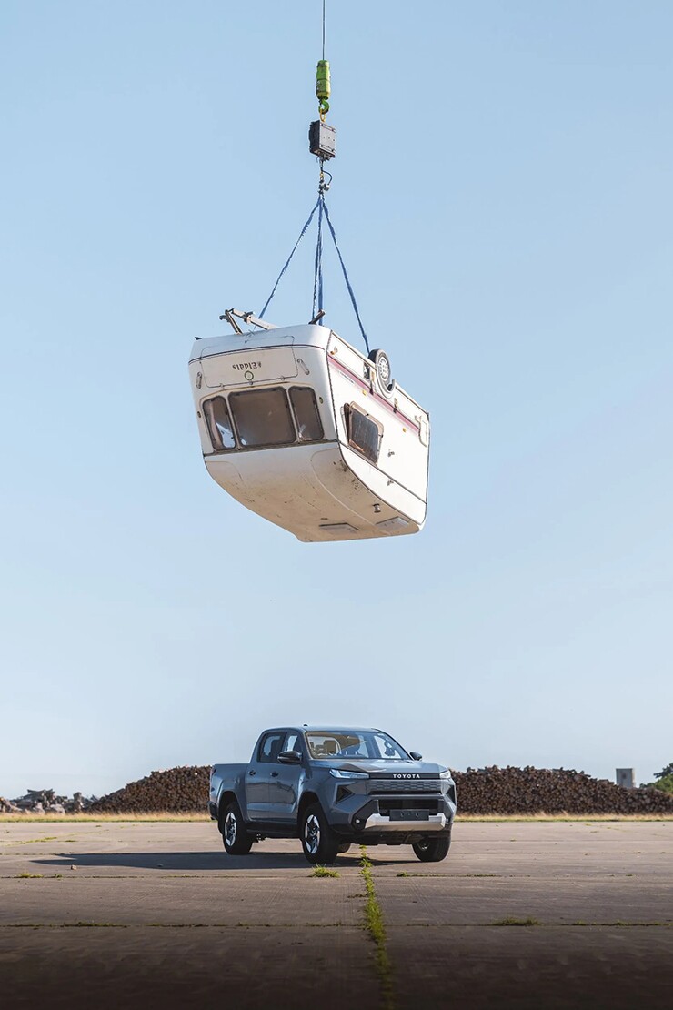 Toyota Hilux EV bị caravan 760kg “giáng” từ độ cao 9m vẫn chạy bình thường - 1