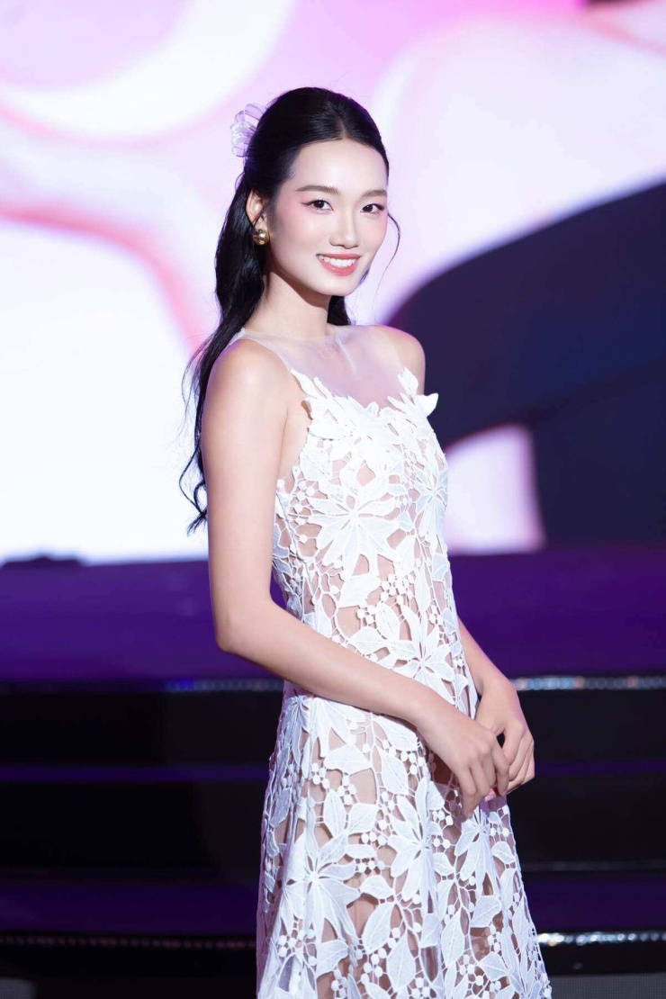 Nhan sắc tân Miss Universe Vietnam Quỳnh Anh - 3