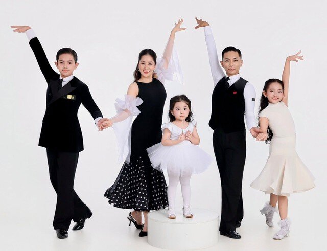 'Đội hình đẹp như mơ' của nhà Khánh Thi - Phan Hiển - 4