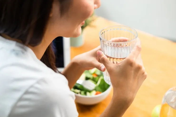 Bên cạnh việc uống đủ nước, uống nước đúng cách cũng góp phần giúp ích cho công cuộc giữ gìn vóc dáng.
