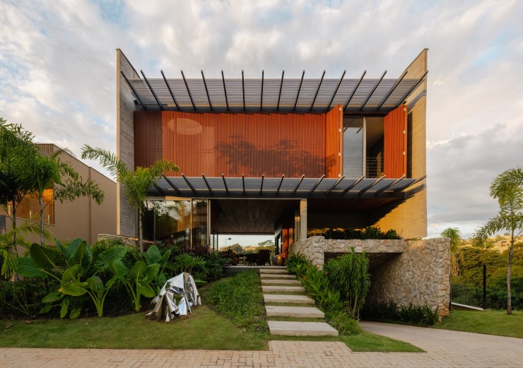 Căn nhà tại Brazil có diện tích 550 m2, được thiết kế theo hướng linh hoạt, cho phép không gian thích ứng với nhiều cách sử dụng khác nhau. Công trình được phát triển như một ngôi nhà ở cao cấp, hướng đến nhóm khách hàng thu nhập cao.