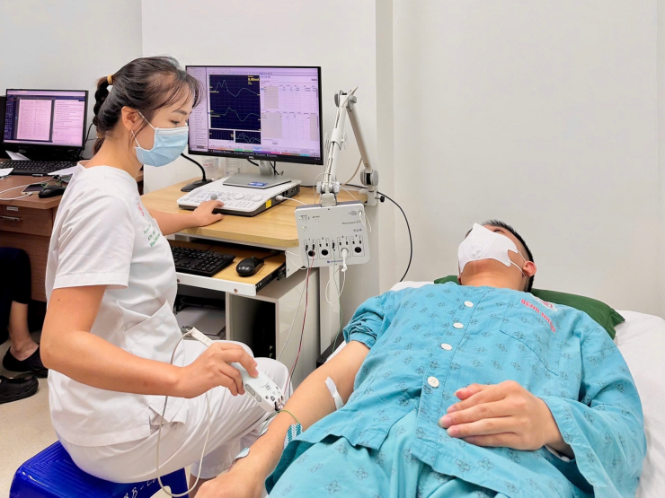 Người bệnh được đo điện thần kinh cơ tại Khoa Chẩn đoán chức năng, Bệnh viện Quân đội 108. Ảnh BVCC