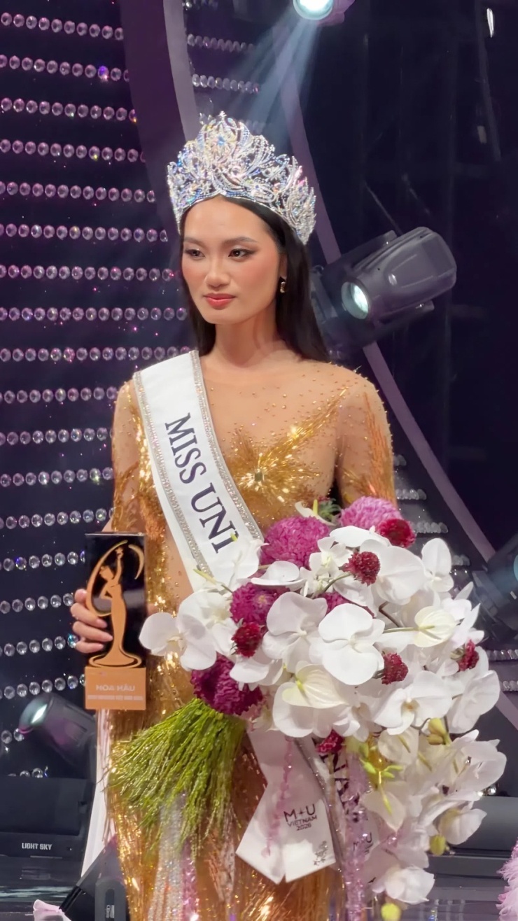 Khoảnh khắc đăng quang của Quỳnh Anh.
