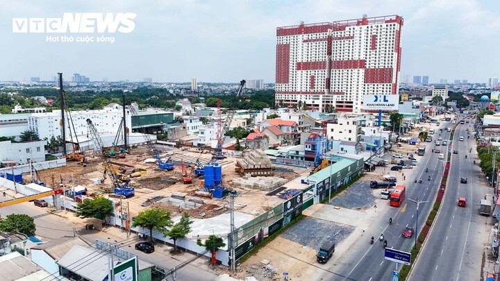 Một dự án căn hộ tại phường Bình Hoà đang xây dựng phần móng, giá rao bán khoảng 65 triệu đồng/m².