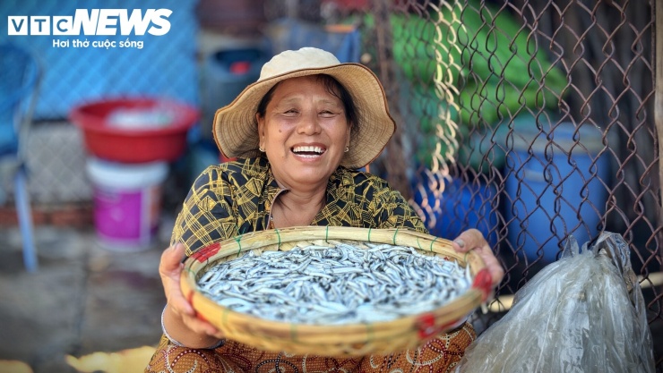 Bà Nguyễn Thị Hoa (62 tuổi, người dân làng chài nhơn Lý, phường Quy Nhơn Đông) cho biết, cá cơm tươi năm nay được thương lái thu mua với giá trên dưới 35.000 đồng/kg; cá cơm hấp sẽ có giá cao hơn, khoảng 60.000 đồng/kg. Nếu vận chuyển đi các tỉnh xa, cá sẽ được hấp mặn hơn so với cá tiêu thụ trên địa bàn, mục đích là bảo quản lâu hơn.