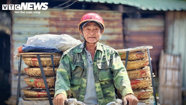 Mùa cá cơm trúng đậm không chỉ mang lại nguồn lợi kinh tế trực tiếp cho các chủ tàu cá mà còn tăng thu nhập cho nhiều lao động hậu cần làng chài như vận chuyển, bốc xếp, phân loại và chế biến.