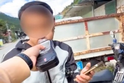 Tài xế xe máy ‘phồng mồm’ né kiểm tra nồng độ cồn ở Lào Cai