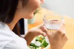 Thói quen uống nước 30 phút trước bữa ăn hỗ trợ giảm cân