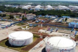Ukraine ồ ạt tập kích "đầu não" dầu mỏ khổng lồ của Nga, lửa bùng lên dữ dội tại kho chứa dầu lớn nhất châu Âu