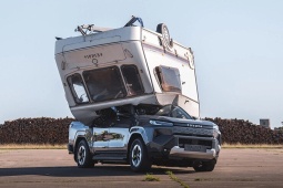Toyota Hilux EV bị caravan 760kg “giáng” từ độ cao 9m vẫn chạy bình thường