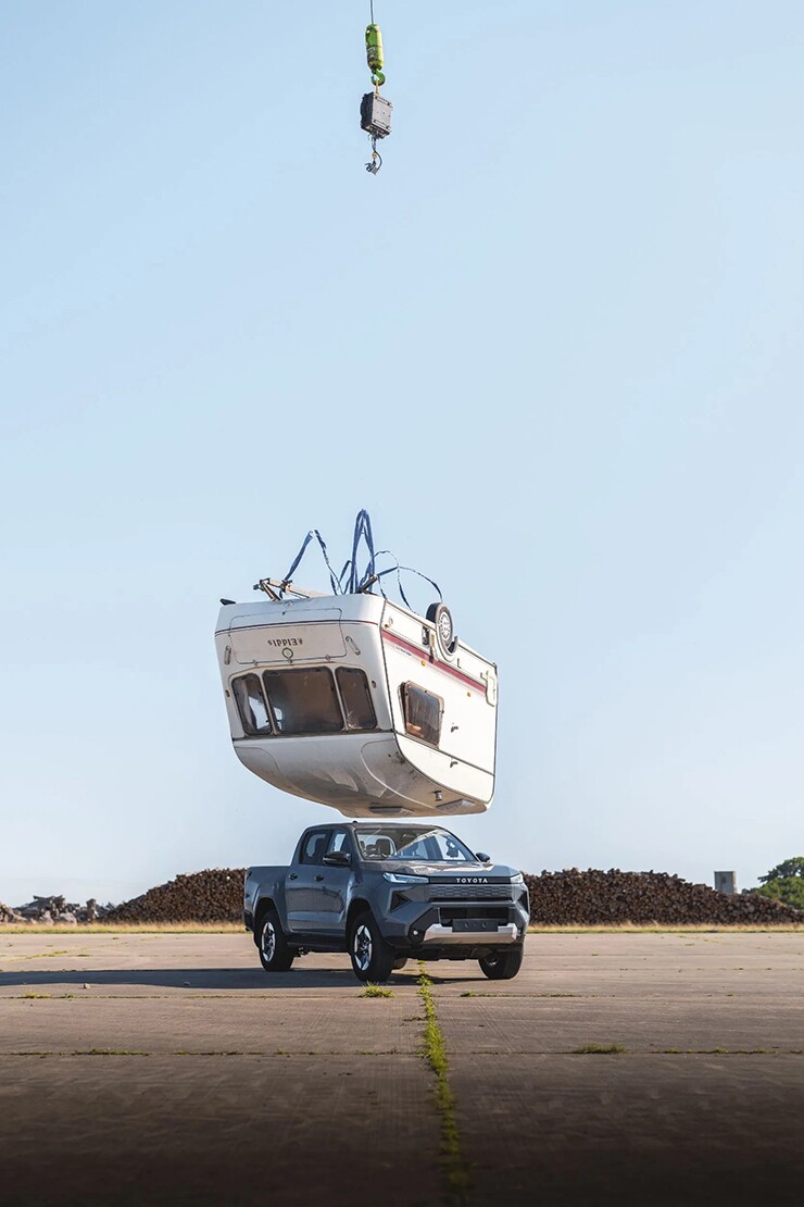 Toyota Hilux EV bị caravan 760kg “giáng” từ độ cao 9m vẫn chạy bình thường - 3