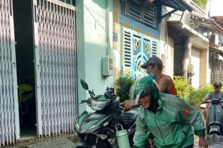 Sống khổ trong con hẻm bị nước ngập bủa vây hơn 1 tuần ở TPHCM