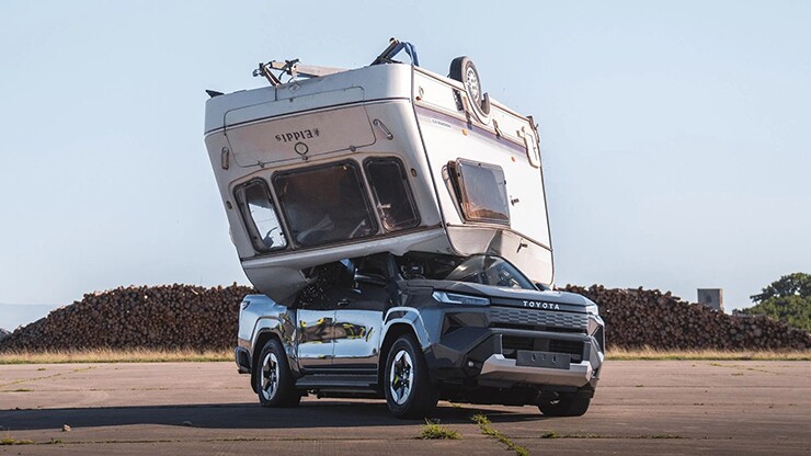 Toyota Hilux EV bị caravan 760kg “giáng” từ độ cao 9m vẫn chạy bình thường - 5