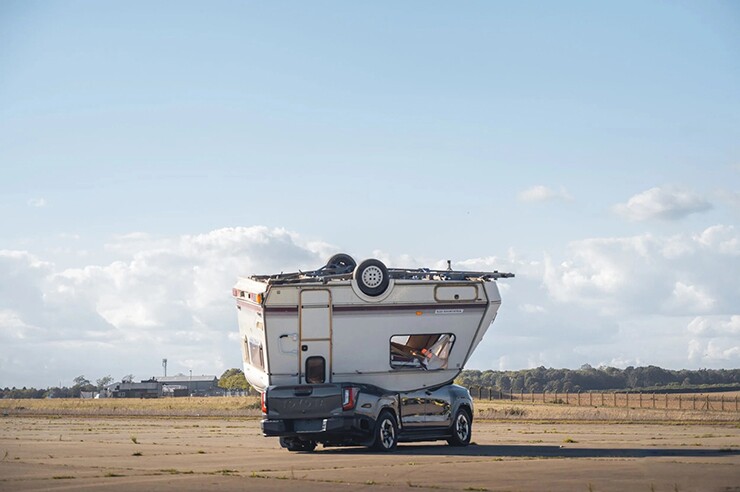 Toyota Hilux EV bị caravan 760kg “giáng” từ độ cao 9m vẫn chạy bình thường - 6