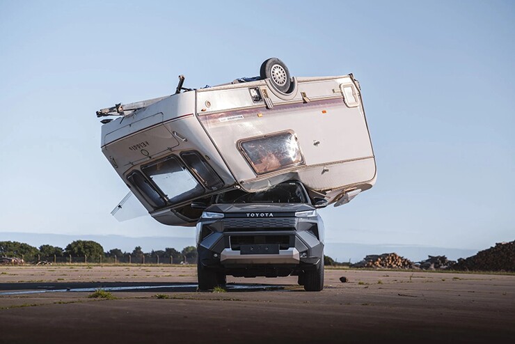Toyota Hilux EV bị caravan 760kg “giáng” từ độ cao 9m vẫn chạy bình thường - 7