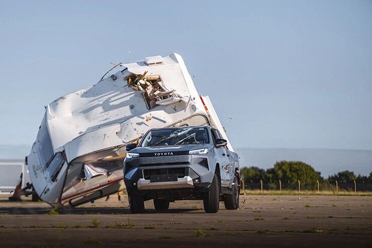 Toyota Hilux EV bị caravan 760kg “giáng” từ độ cao 9m vẫn chạy bình thường - 8