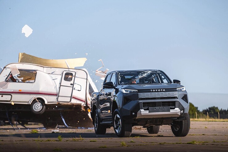 Toyota Hilux EV bị caravan 760kg “giáng” từ độ cao 9m vẫn chạy bình thường - 9