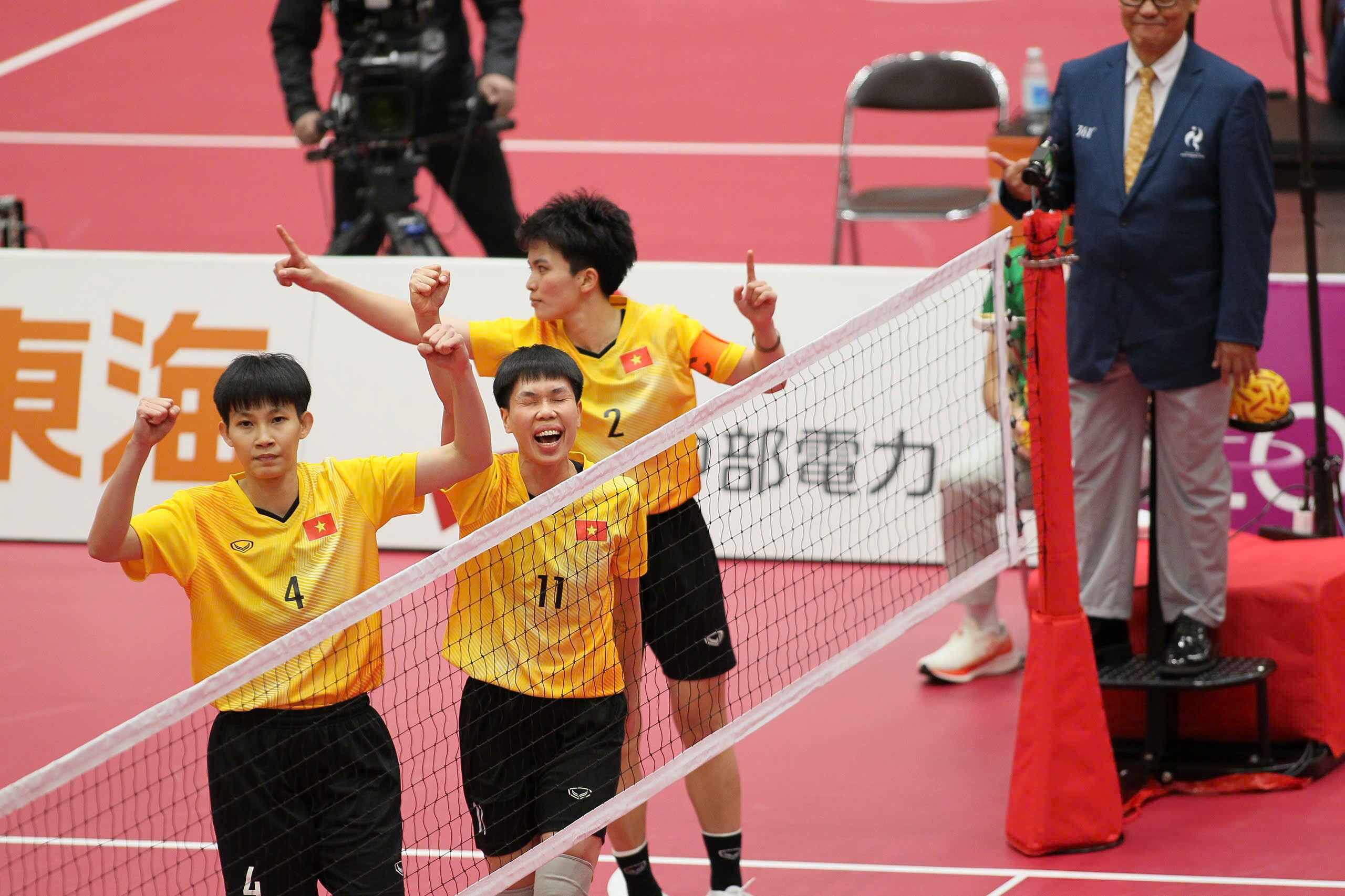 Ngọc Yến (số 4) và Nguyễn Thị Yến (số 11) là hai mũi công gieo rắc nỗi sợ cho hàng phòng thủ Thái Lan. Ảnh Bùi Lượng 