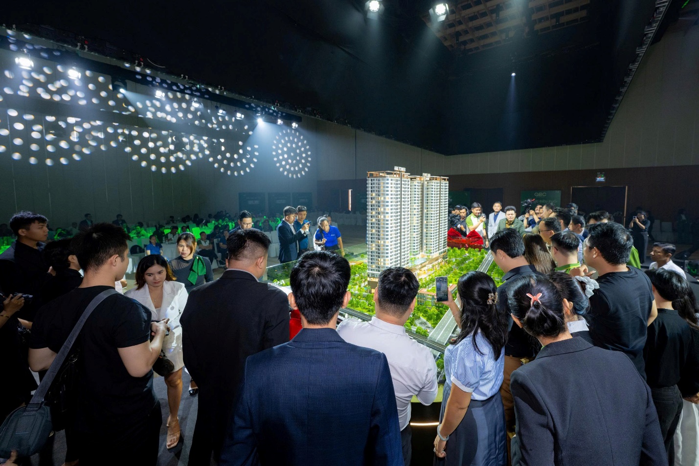 Khách hàng được tư vấn về mô hình kiến trúc của A&K Tower