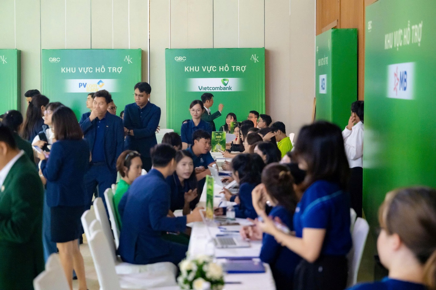 Đông đảo khách hàng tham gia thẩm định hồ sơ tại sự kiện